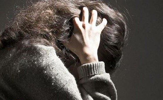 بالفيديو.. رجل يستدرج النساء إلى غرفة فندقه لاغتصابهن مستخدمًا الثعابين السامة لتهديدهن .. والصدمة حدثت في النهاية!
