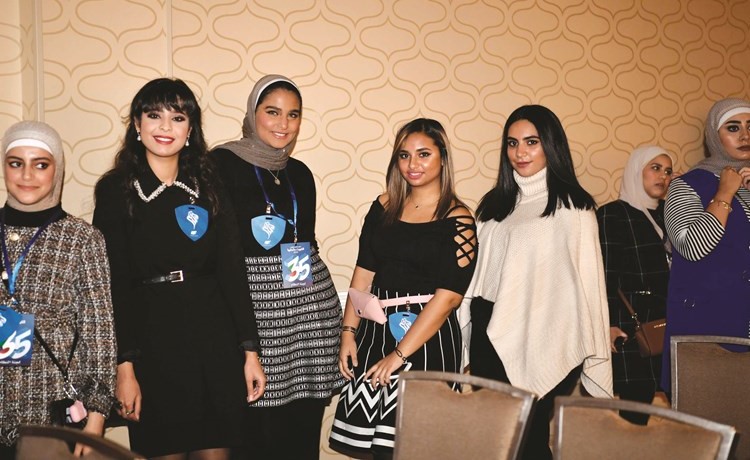 عدد من الطالبات الحاضرات في ورشة العمل ﻿