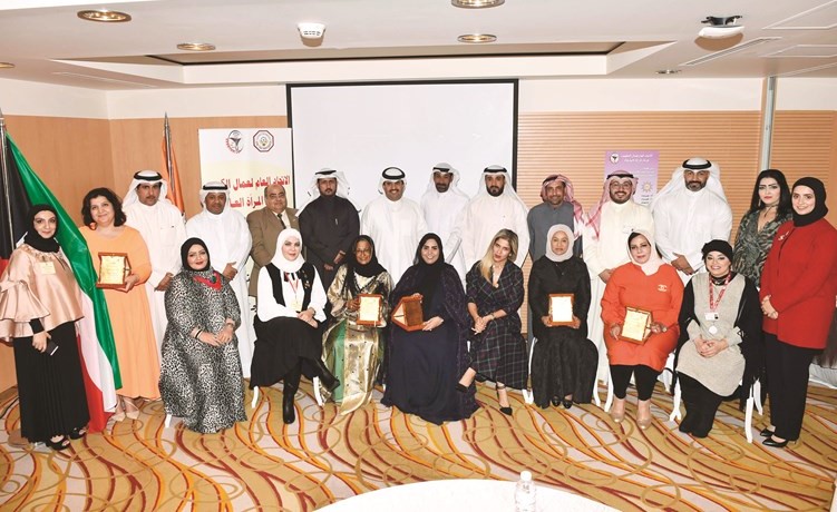 الشيخ دعيج الخليفة وسالم العجمي مع المشاركين والمشاركات في الملتقى	(متين غوزال)﻿