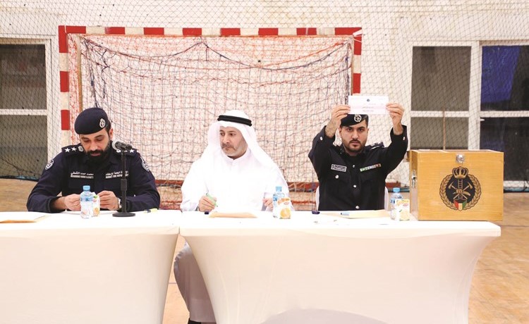 أحد اعضاء لجنة القرعة يشهر اسم أحد الفائزين﻿