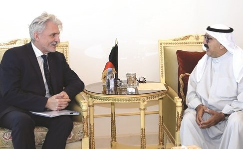 الشيخ ناصر صباح الأحمد مستقبلا السفير الأوكراني﻿