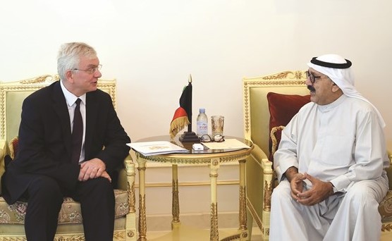 الشيخ ناصر صباح الأحمد مستقبلا السفير الروسي﻿