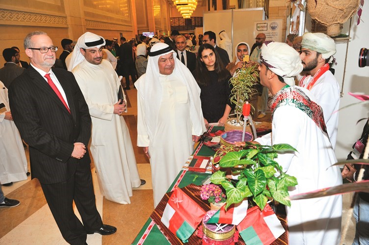 قتيبة الغانم والسفير الاميركي لورانس سيلفرمان وعمر الغانم في جناح عمان ﻿