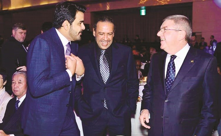 الشيخ أحمد الفهد مع توماس باخ خلال اجتماعات أنوك في طوكيو﻿