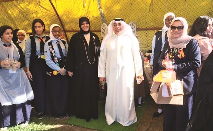 فيصل المقصيد وسهام السهيل وميثة العجمي وعدد من الطالبات﻿