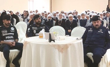 متابعة من الحضور للندوة﻿