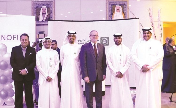 السفير الأميركي لدى البلاد لورانس سيلفرمان مع فريق بيتك﻿