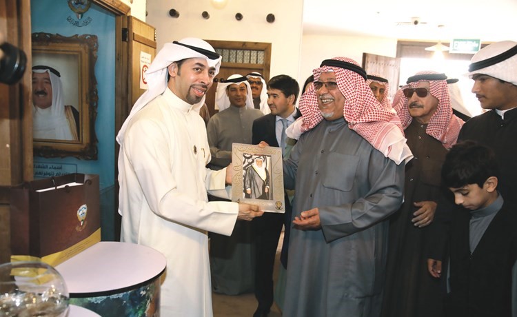 هدية تذكارية للشيخ علي الجراح من جناح مكتب الشهيد	﻿