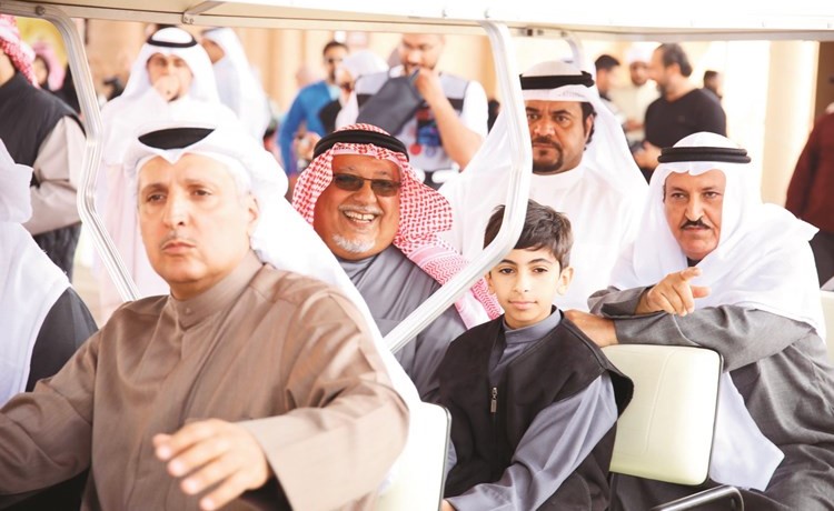 الشيخ علي الجراح ومحمد شرار والشيخ صباح فهد الناصر وسيف الشلاحي خلال جولة في القرية	(عادل سلامة)﻿
