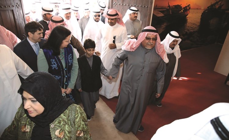 الشيخ علي الجراح خلال جولة على أجنحة القرية التراثية﻿