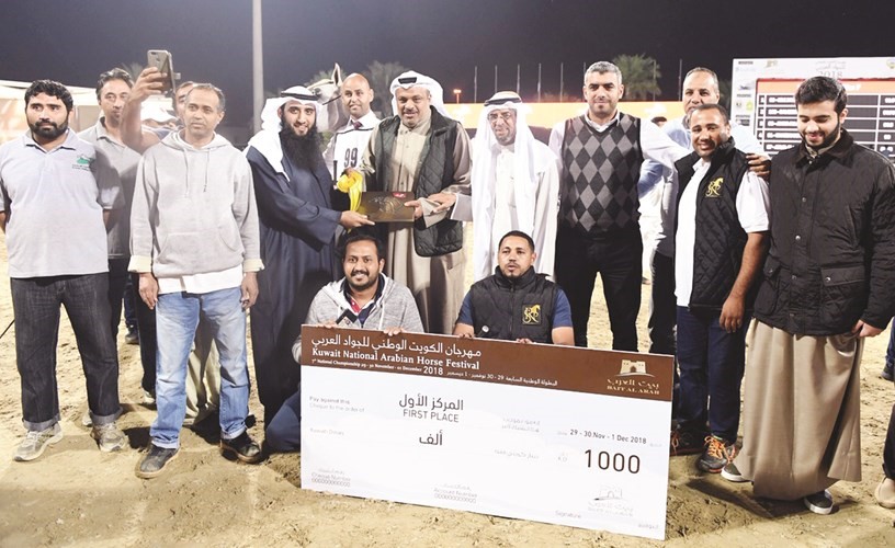 عبدالله البريهي مكرما خالد ووليد الخرافي بعد الفوز بالمركز الأول﻿
