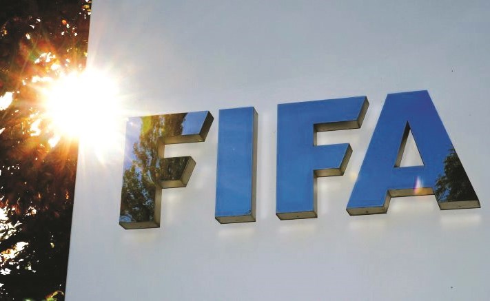 «فيفا» سيفرض قيوداً على صفقات الانتقال