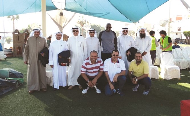 مدير المدرسة فرج المطوطح يتوسط جانبا من الحضور أثناء المهرجان﻿