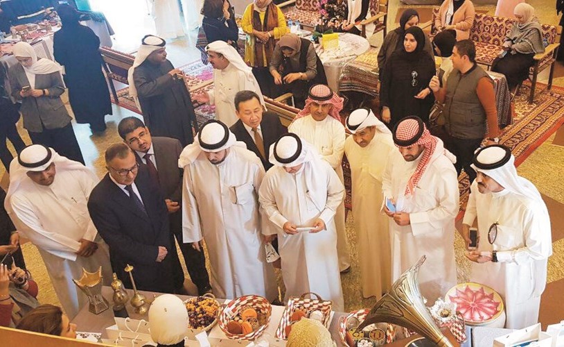 الأنشطة «الثقافية» نظمت معرض «من حياة الشعوب»