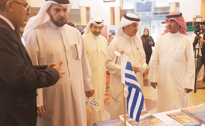 الأنشطة «الثقافية» نظمت معرض «من حياة الشعوب»