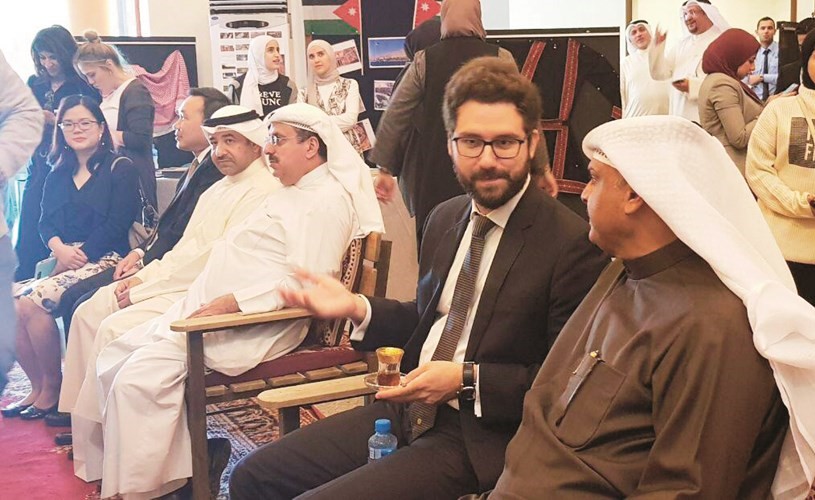 الأنشطة «الثقافية» نظمت معرض «من حياة الشعوب»