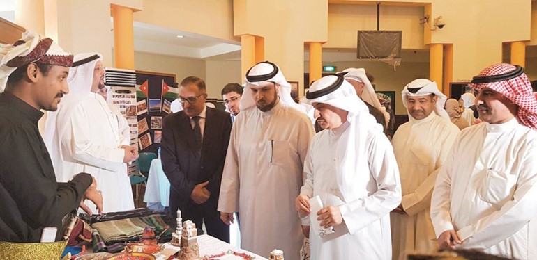 الأنشطة «الثقافية» نظمت معرض «من حياة الشعوب»