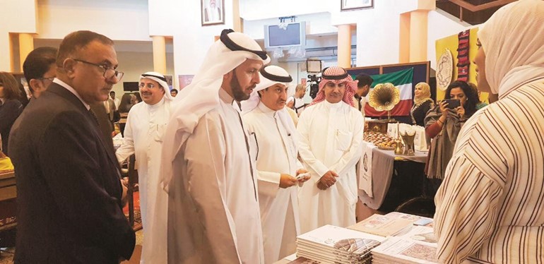 الأنشطة «الثقافية» نظمت معرض «من حياة الشعوب»