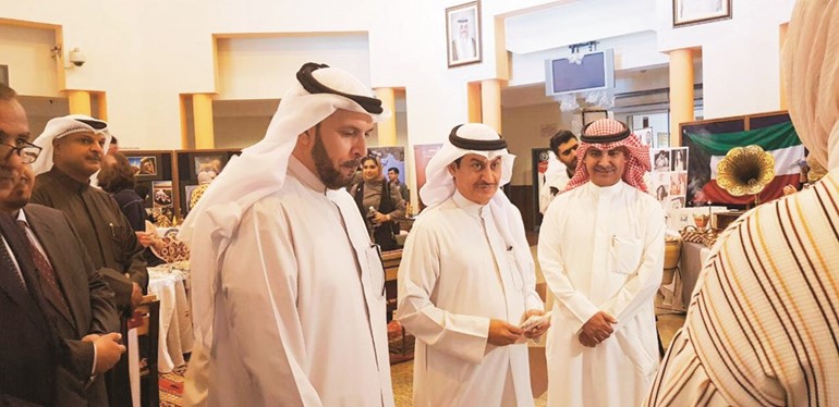 الأنشطة «الثقافية» نظمت معرض «من حياة الشعوب»