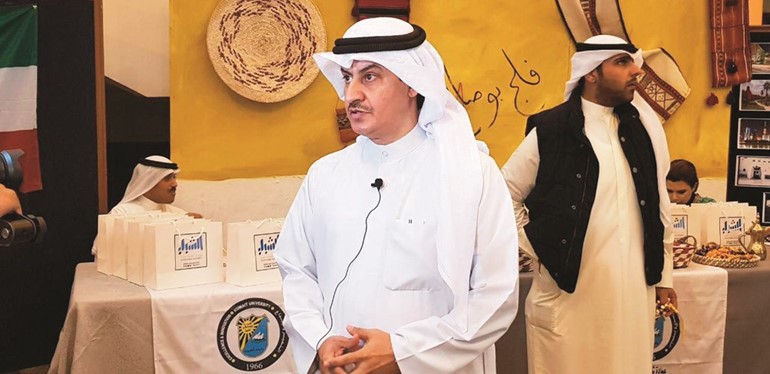الأنشطة «الثقافية» نظمت معرض «من حياة الشعوب»
