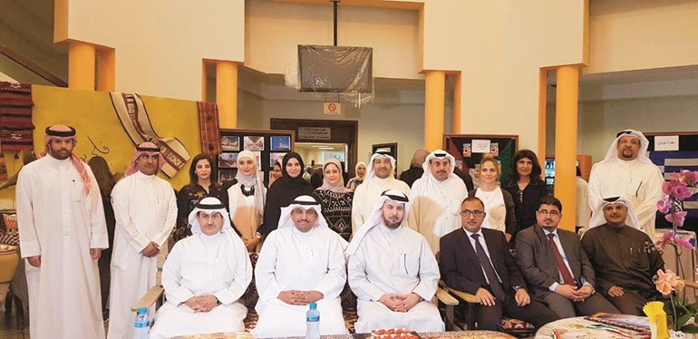 الأنشطة «الثقافية» نظمت معرض «من حياة الشعوب»