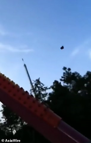 باروكة رجل تسقط من على رأسه لركوبه لعبة ملاهى خطيرة