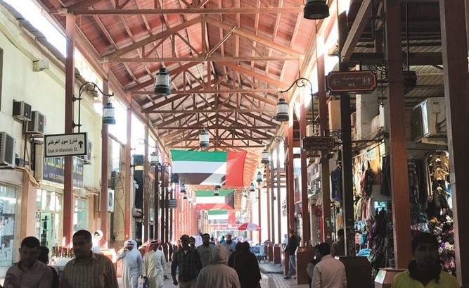 أعلام الكويت والإمارات في المباركية ﻿