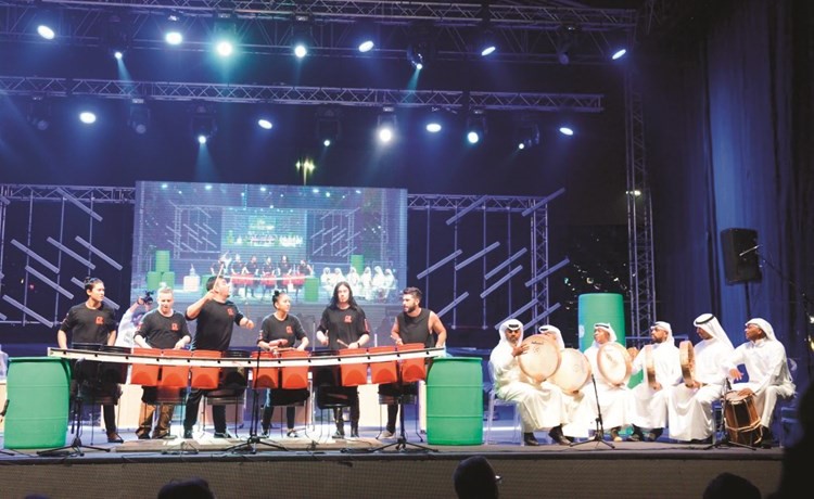 كرو الأميركية مع فرقة الماص الكويتية في حديقة الشهيد﻿