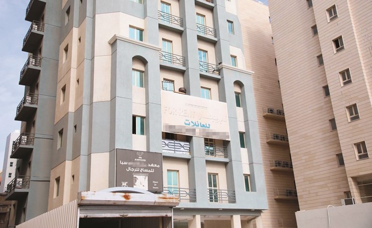 لافتات شقق للإيجار تعود في أغلب مناطق الكويت	(عادل سلامة)﻿
