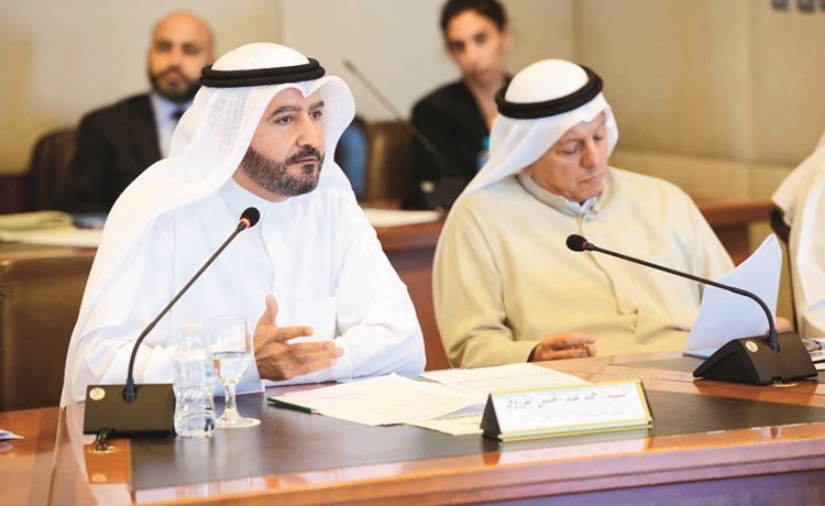حمد المرزوق متحدثا خلال المؤتمر﻿