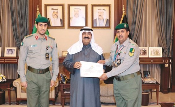 الشيخ مشعل الأحمد مكرما الرقيب منصور عقلة طرقي بحضور اللواء جمال ذياب ﻿