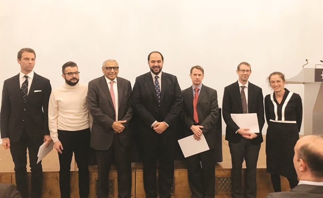 الفائزون بجوائز مبرة الشيخ عبدالله المبارك الصباح مع الشيخ مبارك العبدالله والسفير خالد الدويسان ﻿