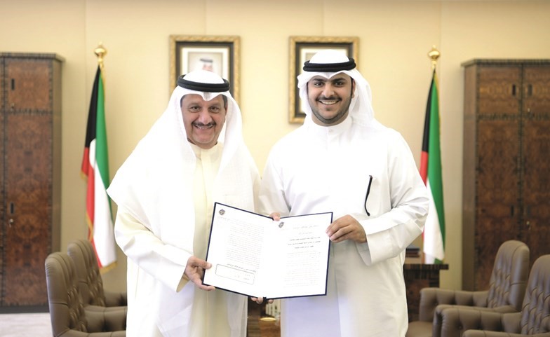 عيسى الكندري خلال استقباله سعود الكندري﻿