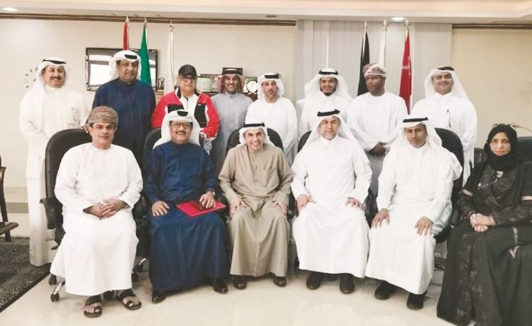 د.عبدالله الطريجي متوسطا المشاركين في الاجتماع﻿