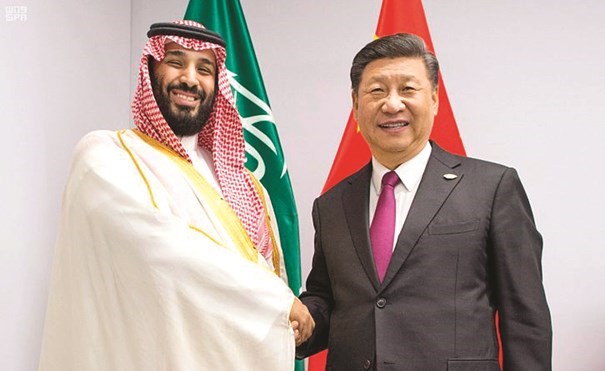 صاحب السمو الملكي الأمير محمد بن سلمان مصافحا الرئيس الصيني شي جينبينغ خلال لقائهما على هامش قمة العشرين أمس الأول 	(واس) ﻿