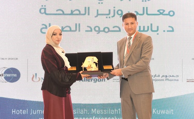د. ناصر الجميعان يكرم د. فاطمة النجار﻿