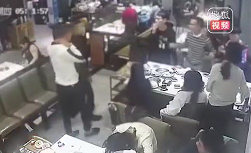 بالفيديو.. مشاجرة بالأطباق بين شباب داخل مطعم