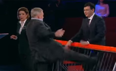 بالفيديو.. مسؤول أوكراني يرفس برلمانياً مباشرة على أثير قناة تلفزيونية!