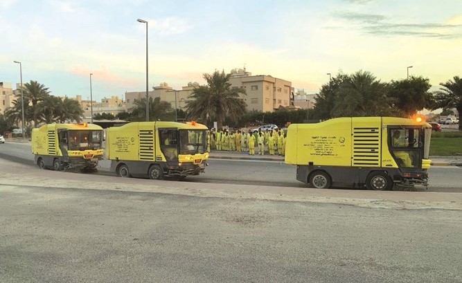آليات البلدية خلال تنظيف الشوارع من الحصى المتطاير ﻿