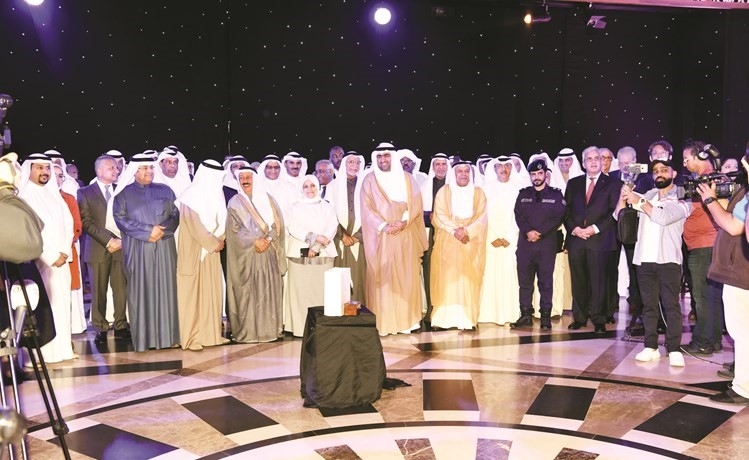 وزير التجارة خالد الروضان ووزيرة الشؤون هند الصبيح يتوسطان حسين الخرافي وجواد بوخمسين أثناء افتتاح معرض جسور 2018 	(أحمد علي)﻿