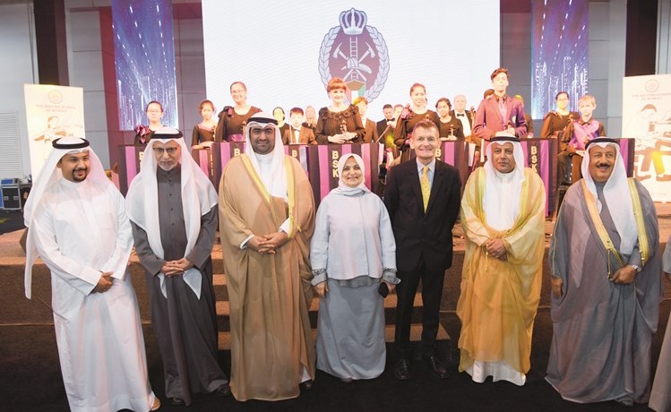 الوزيران الروضان والصبيح يتوسطان عبدالوهاب الوزان وحسين الخرافي وجواد بوخمسين وخلفهم الفرقة الموسيقية﻿