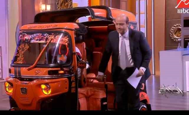 بالفيديو.. عمرو أديب يدخل الاستوديو بـ "توكتوك كابورليه"