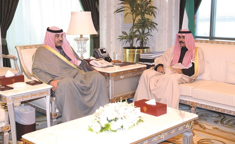 سمو ولي العهد الشيخ نواف الأحمد مستقبلا الشيخ صباح الخالد ﻿