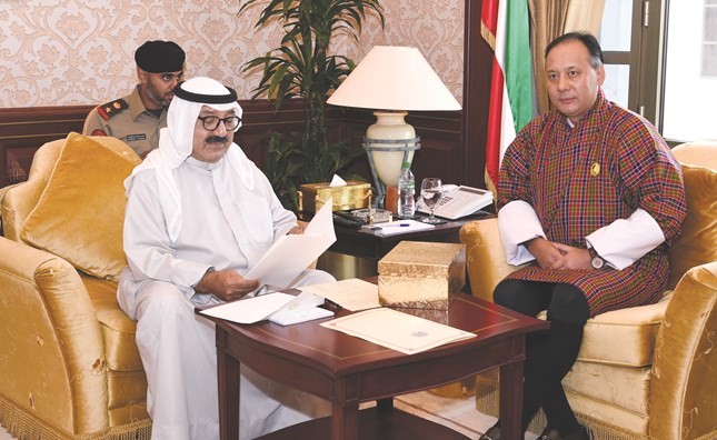 الشيخ ناصر صباح الأحمد مستقبلا سفير بوتان ﻿