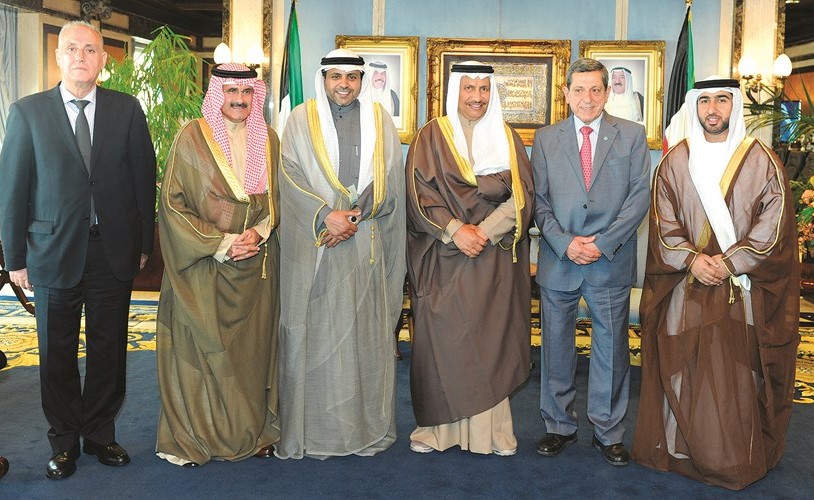سمو رئيس الوزراء الشيخ جابر المبارك مستقبلا الوزير محمد الجبري والشيخ مبارك الدعيج ود.فريد أيار وعبدالله عبدالكريم من الإمارات