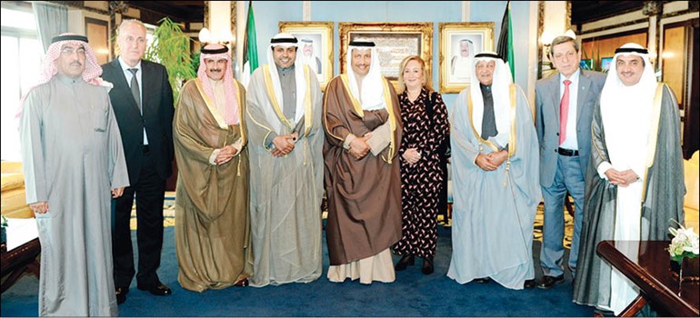 سمو رئيس الوزراء الشيخ جابر المبارك مستقبلا وزير الإعلام محمد الجبري والشيخ مبارك الدعيج والزميل عدنان الراشد ومحمد العواش والسفير صالح اللوغاني وخلود الفيلي ود.فريد آيار