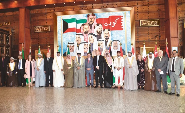 الوزير محمد الجبري والشيخ مبارك الدعيج يتوسطان رؤساء وكالات الأنباء العربية خلال المؤتمر	(متين غوزال)﻿