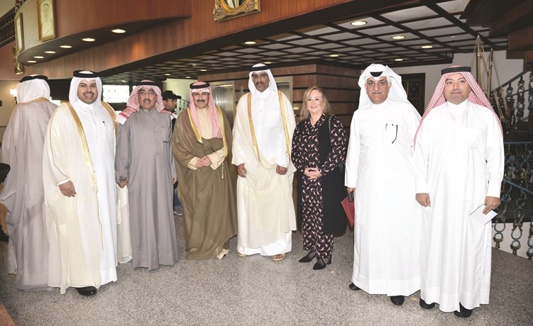 الشيخ مبارك الدعيج والزميل عدنان الراشد وخلود الفيلي ومدير وكالة الأنباء القطرية يوسف المالكي والشيخ فهد آل ثاني وعدد من الحضور