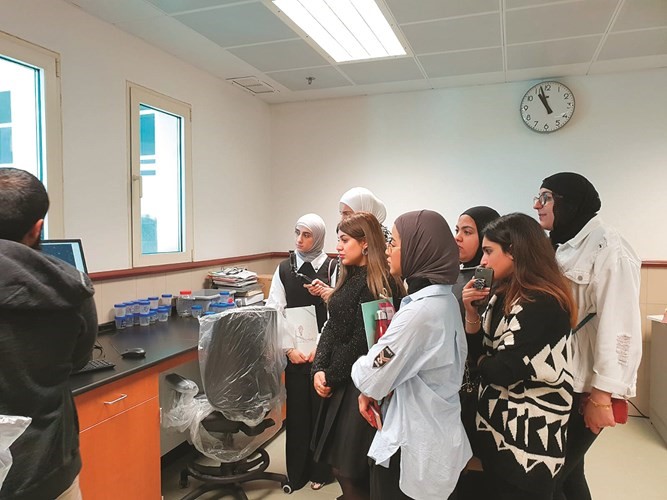 طلبة «جيولوجيا البترول» يزورون مختبرات «الأحياء البحرية»