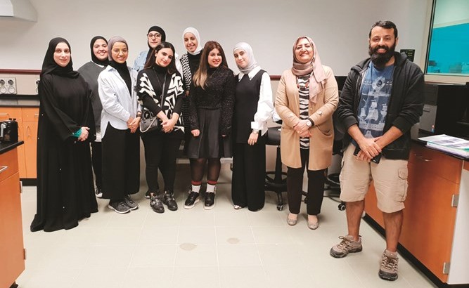 طلبة «جيولوجيا البترول» يزورون مختبرات «الأحياء البحرية»